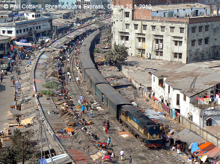 Bahnszene in Dhaka