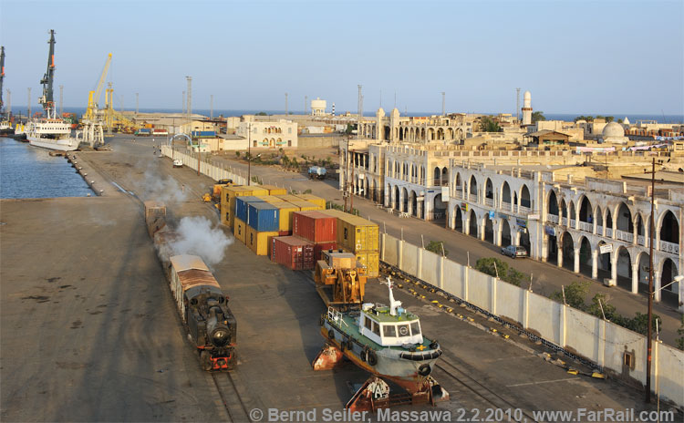 Ein Zug verlässt den Hafen von Massawa