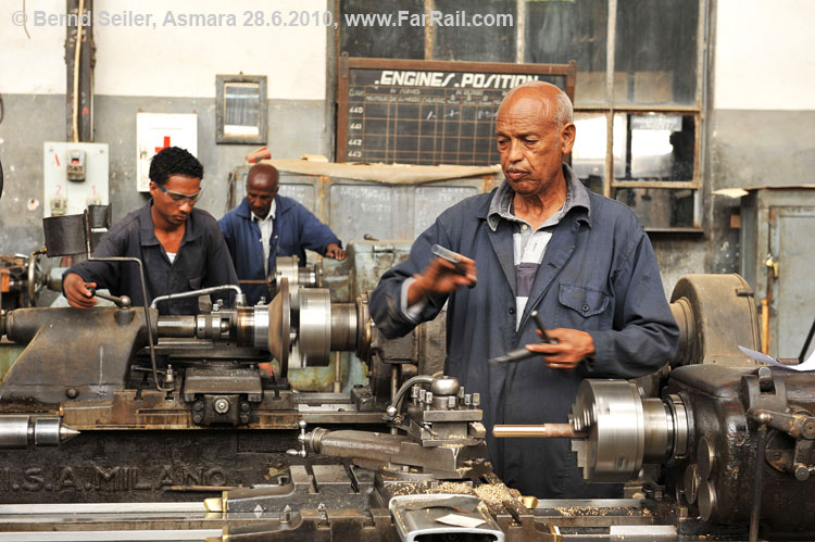 Ausbesserungswerk Asmara: An Drehmaschinen von 1938/39 wird intensiv gearbeitet.